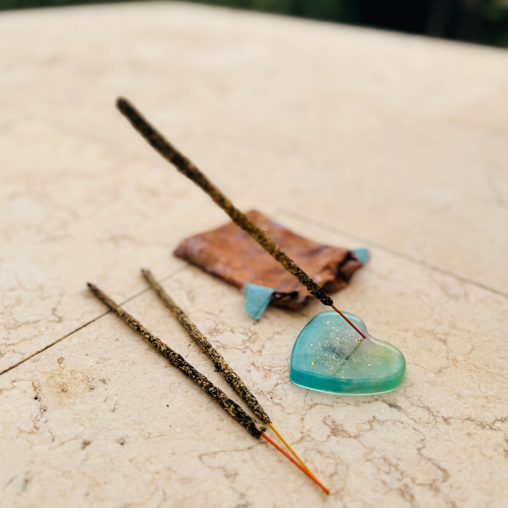 Pack Corazón de Resina con 3 Varillas de Incienso Artesanal – Hecho a Mano en Ibiza