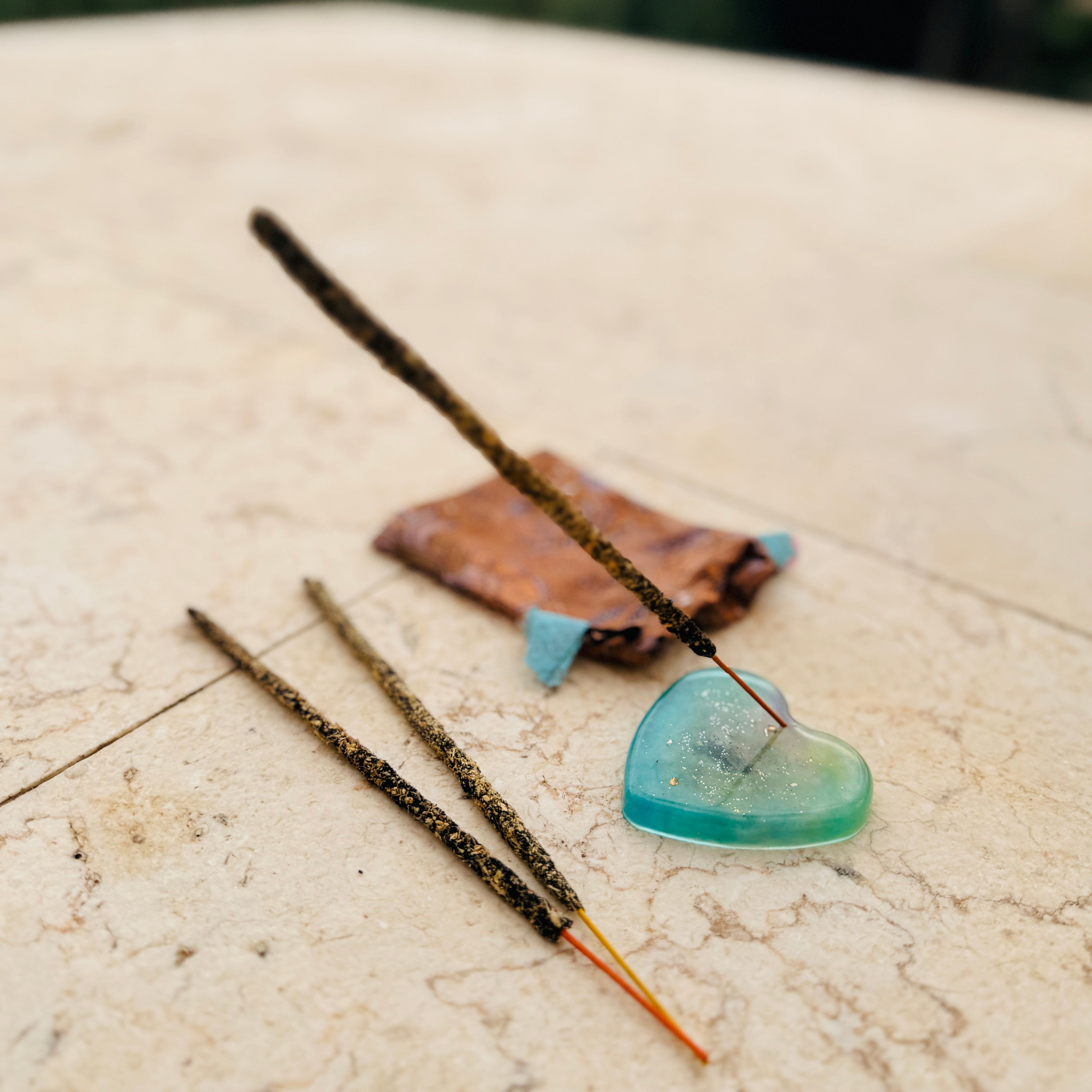 Pack Corazón de Resina con 3 Varillas de Incienso Artesanal – Hecho a Mano en Ibiza