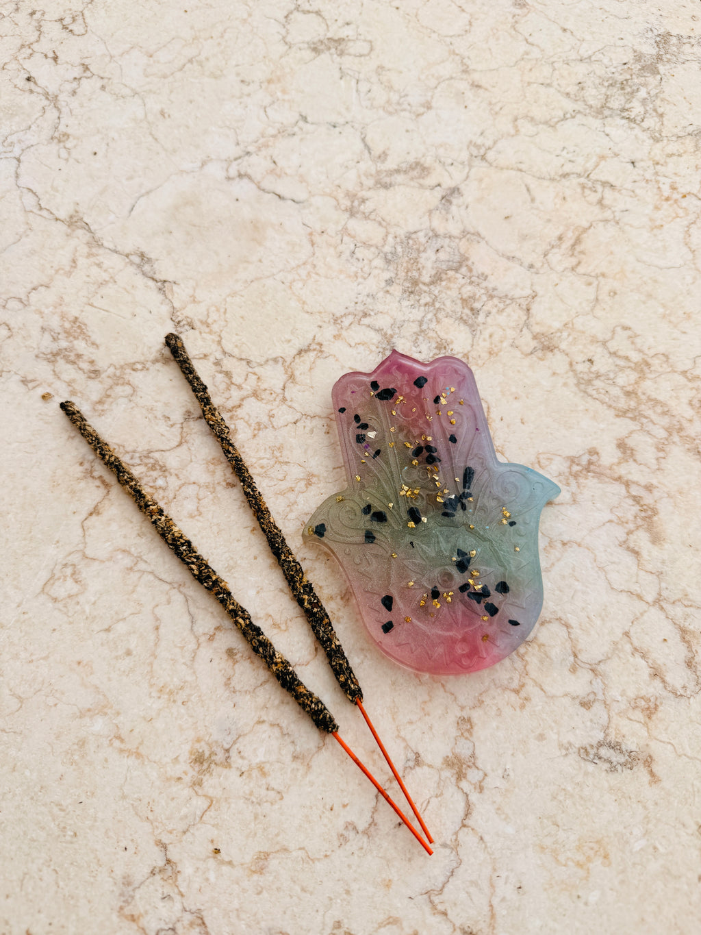 Set Quemador Mano de Fátima en Resina con 2 Varillas de Incienso – Hecho a Mano