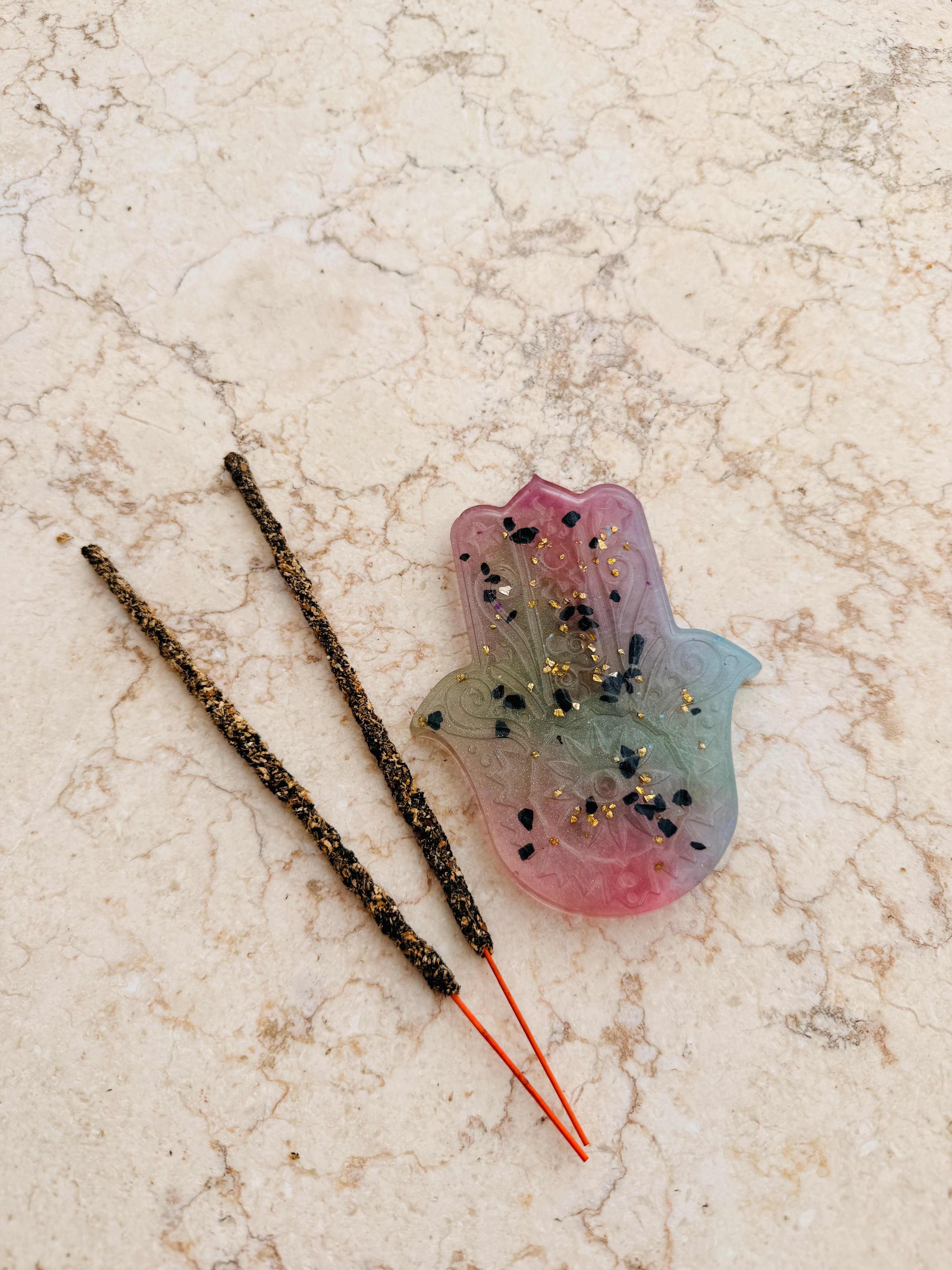 Set Quemador Mano de Fátima en Resina con 2 Varillas de Incienso – Hecho a Mano