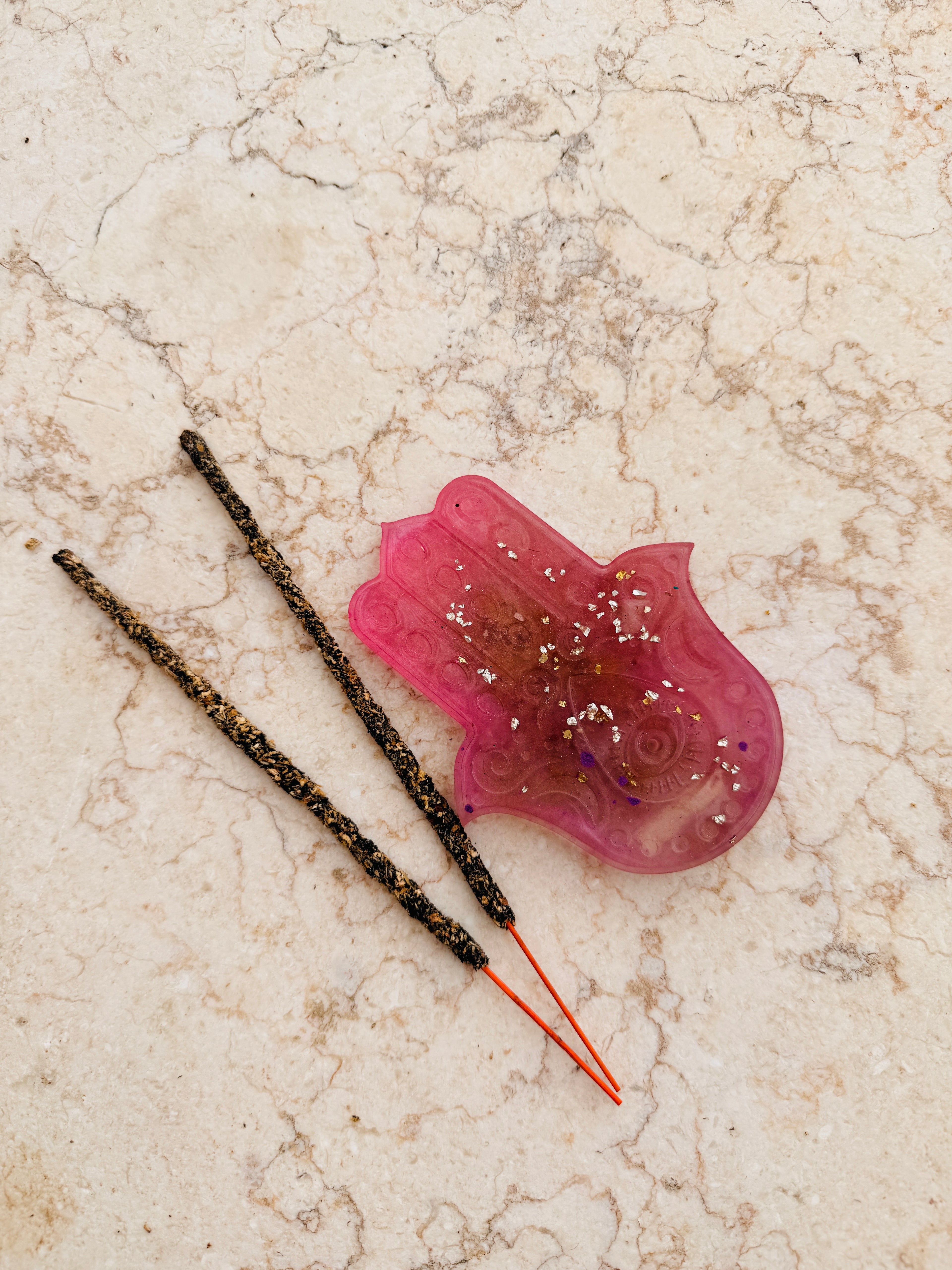 Set Quemador Mano de Fátima en Resina con 2 Varillas de Incienso – Hecho a Mano