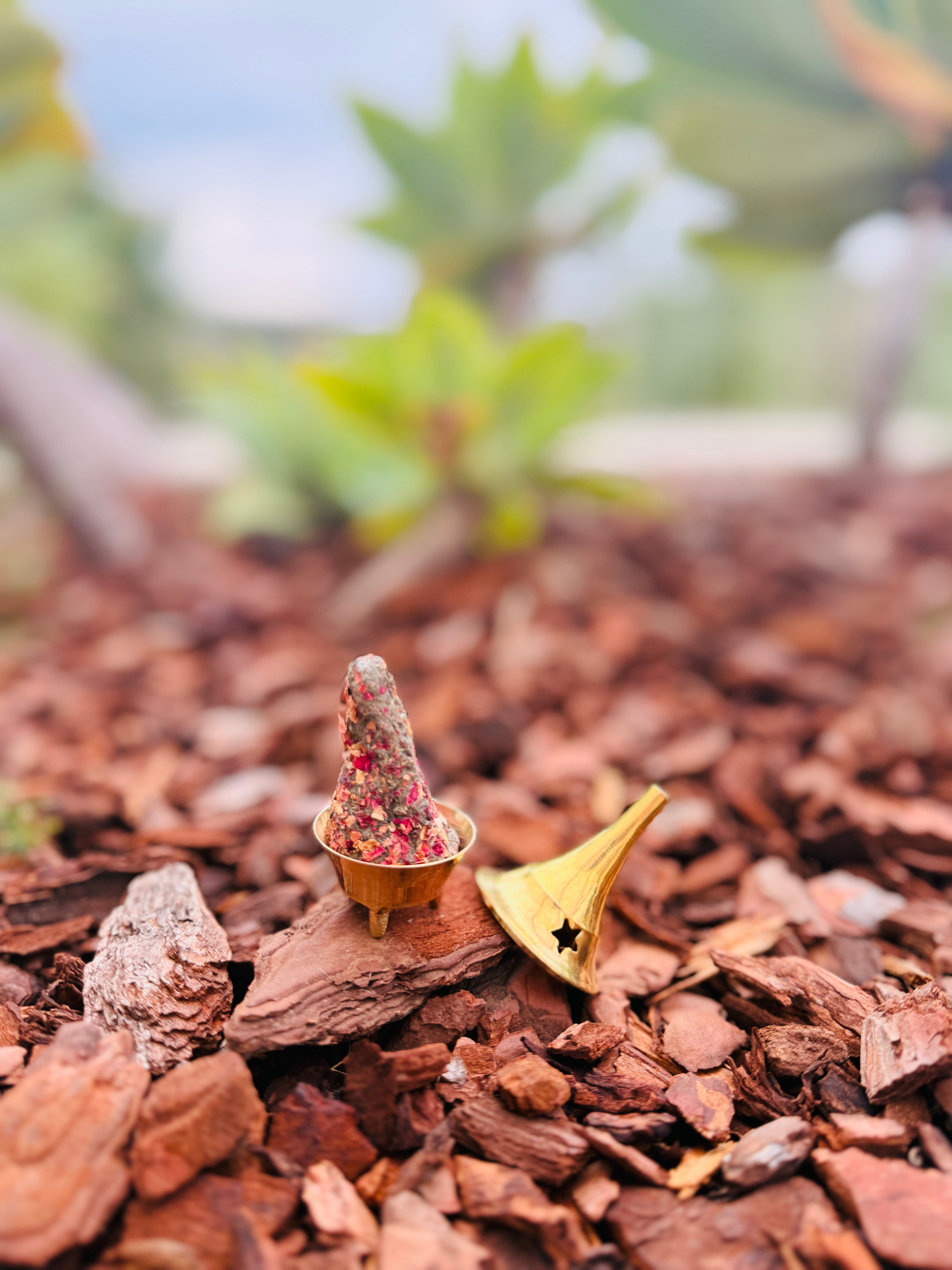 Quemador de conitos de metal dorado