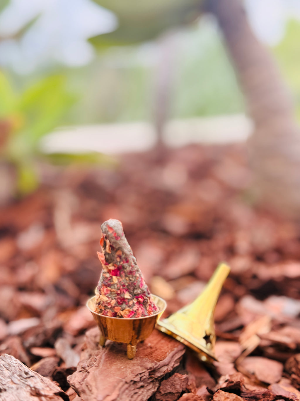 Quemador de conitos de metal dorado