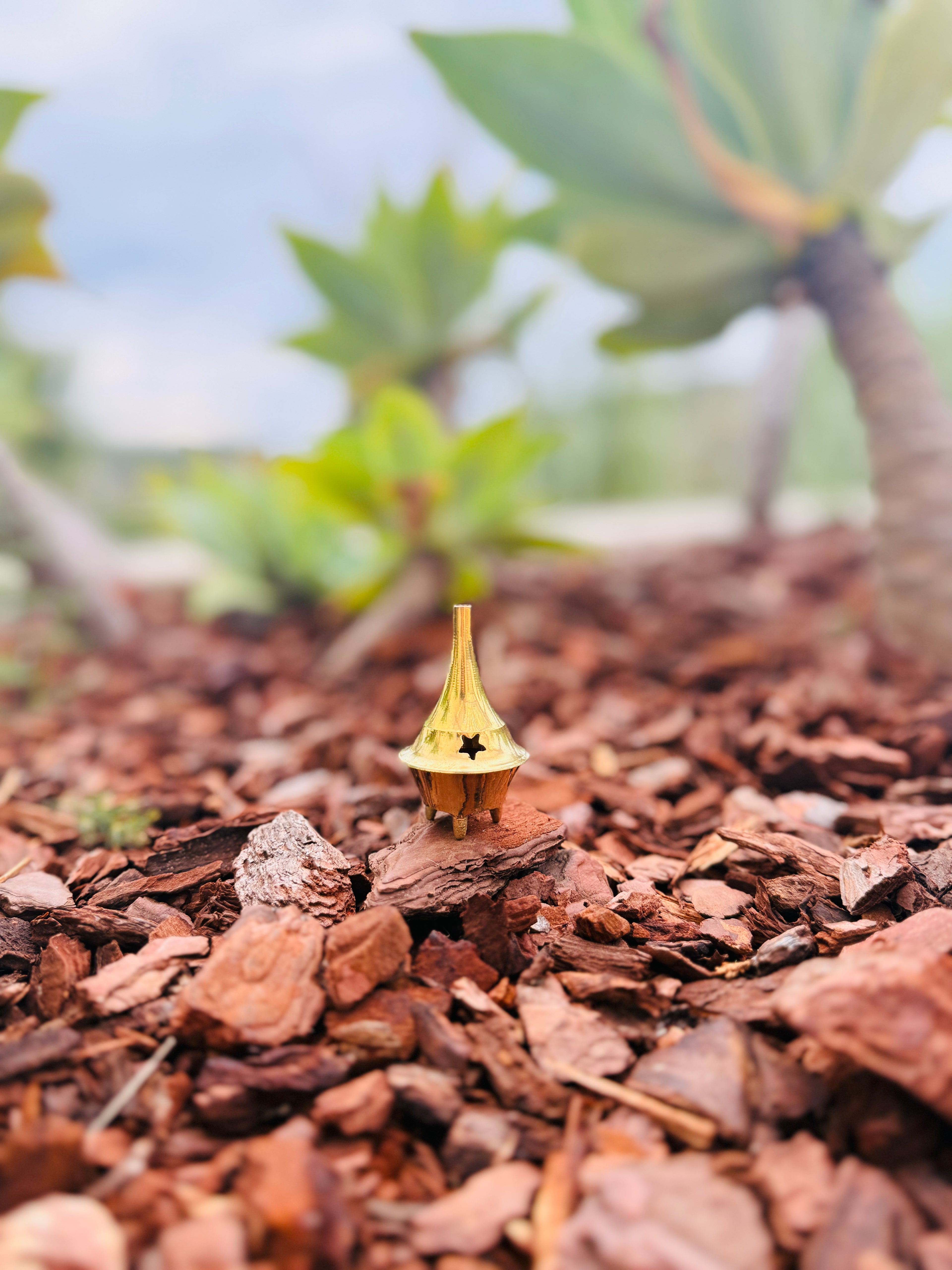 Quemador de conitos de metal dorado