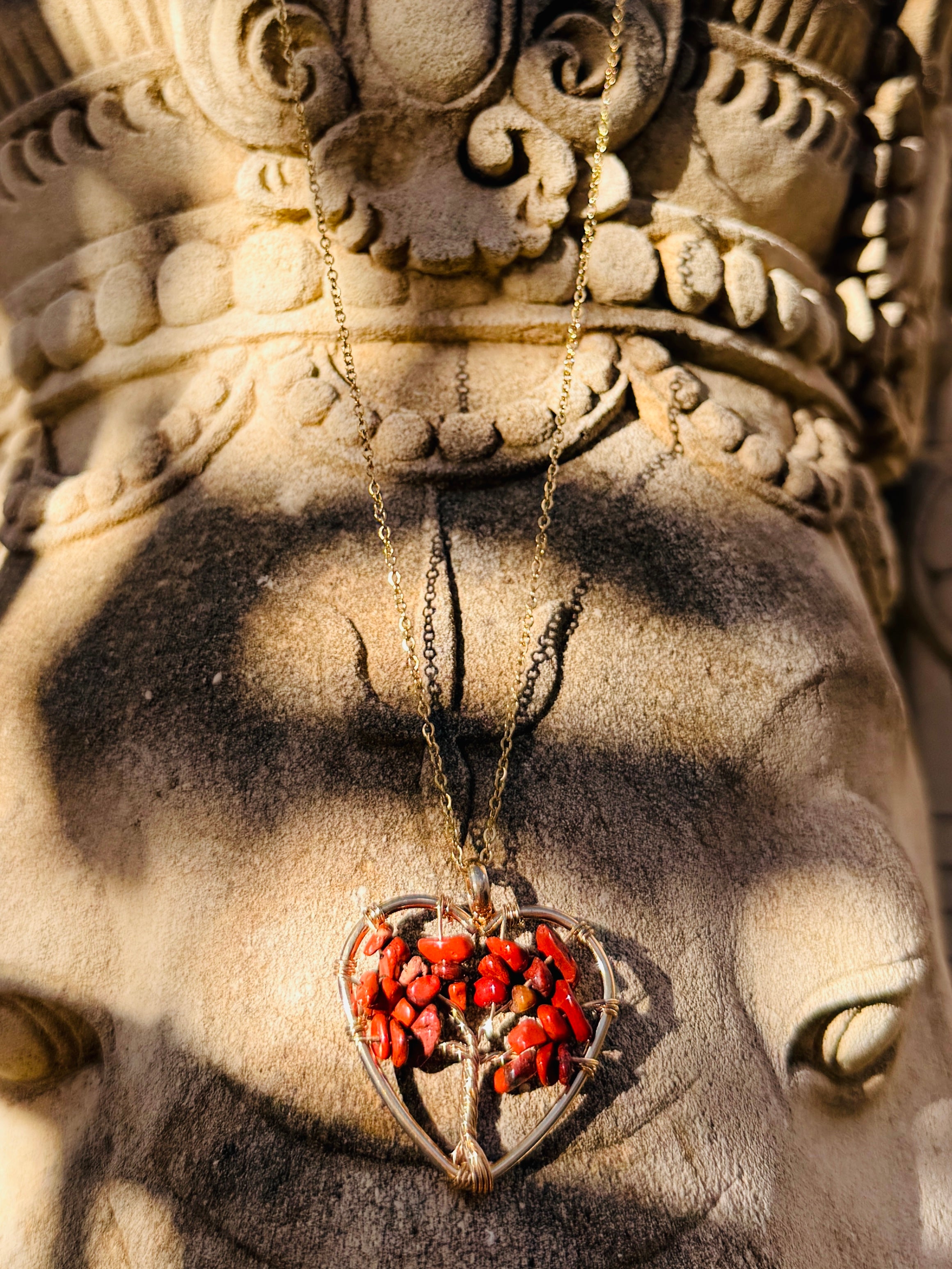 Collar Árbol de la Vida con Corazón de Cristal Natural – Acero Inoxidable Dorado