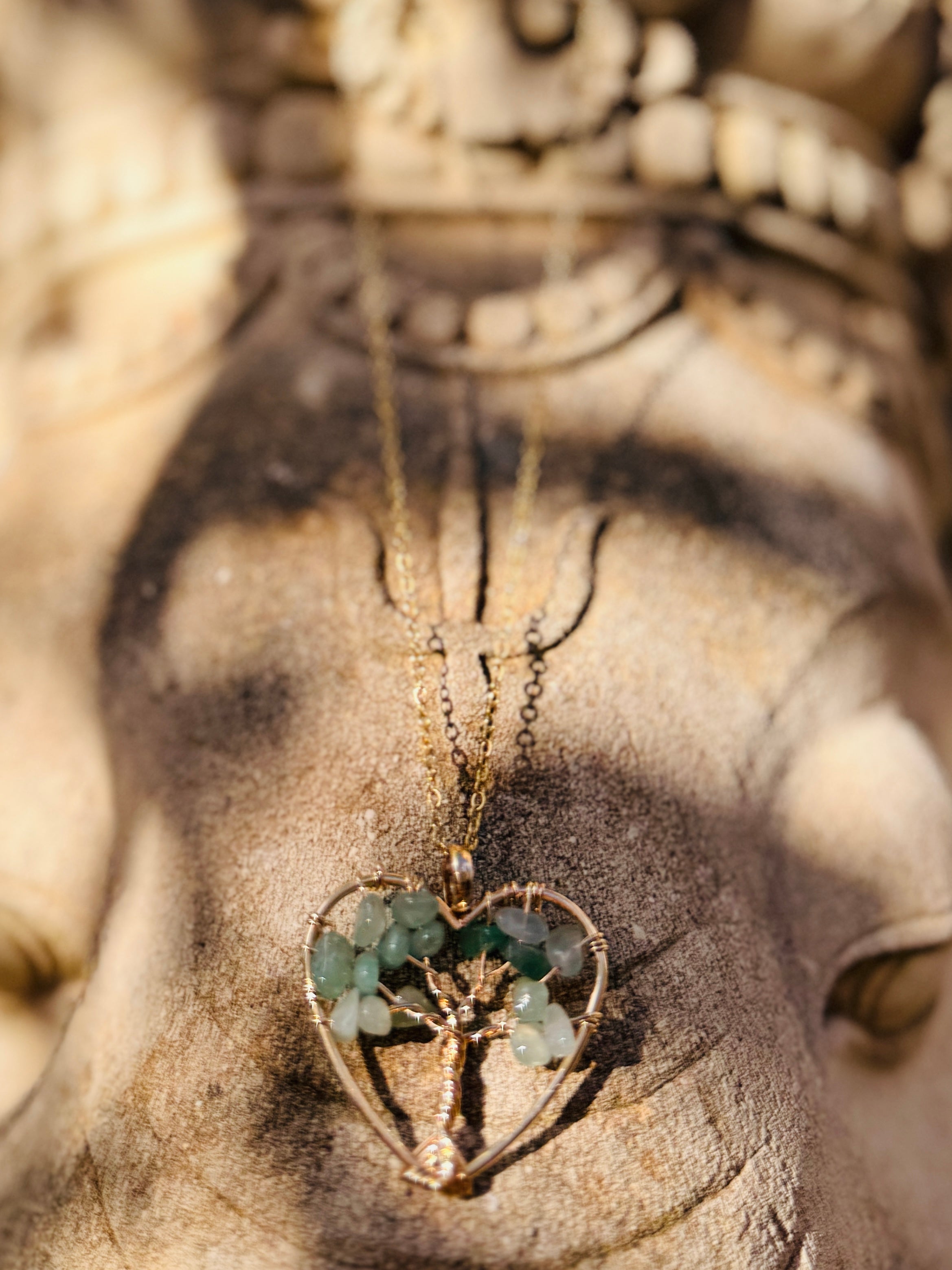 Collar Árbol de la Vida con Corazón de Cristal Natural – Acero Inoxidable Dorado