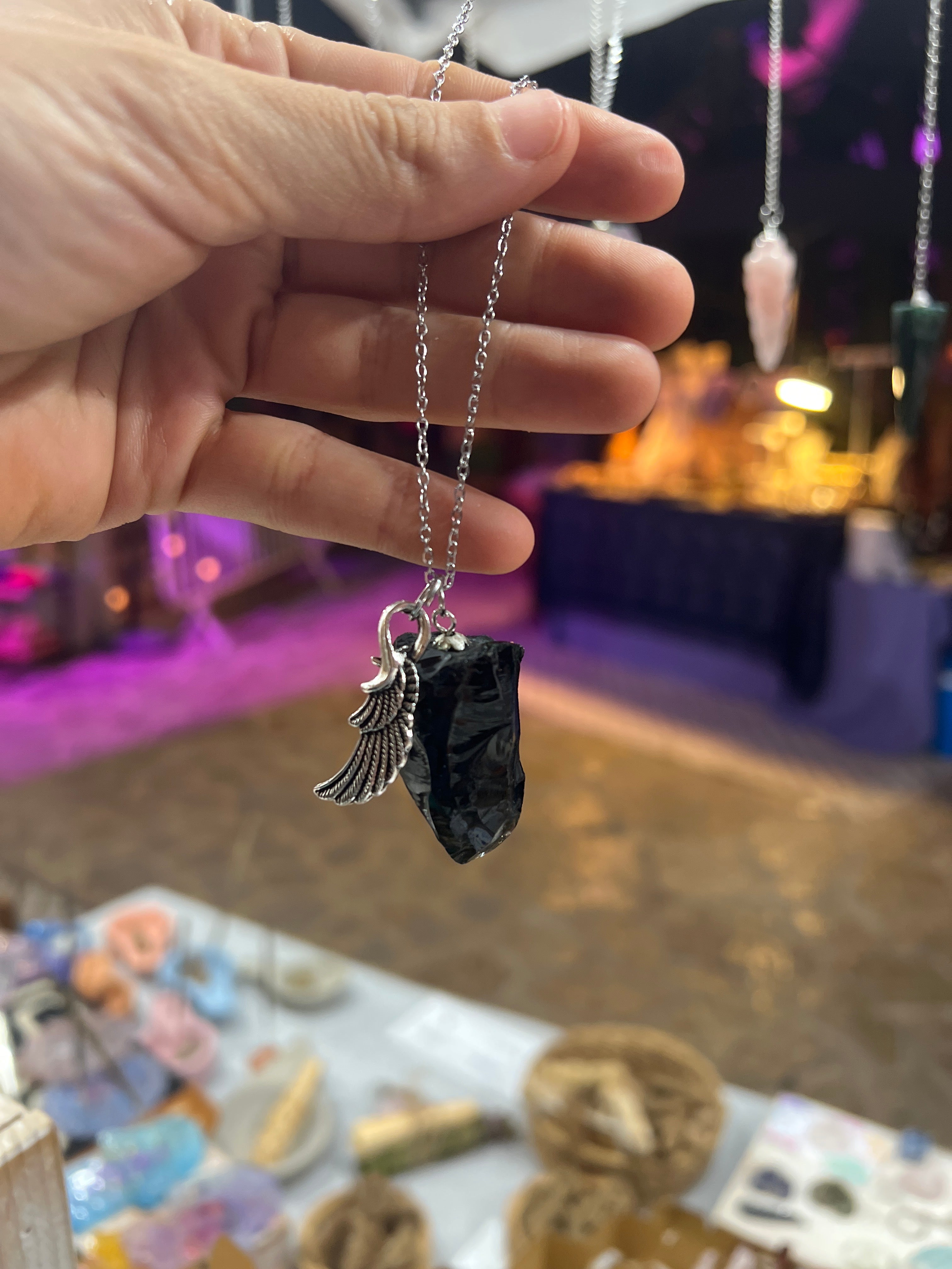 Collar con Péndulo de Obsidiana en Bruto y Ala en Acero Inoxidable
